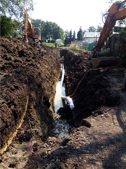 Odkopávání potrubí, pokládka nového potrubí, výřezy potrubí, izolace potrubí a jiskrové zkoušky.