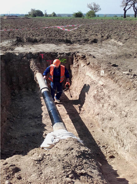 Odkopávání potrubí, pokládka nového potrubí, výřezy potrubí, izolace potrubí a jiskrové zkoušky.